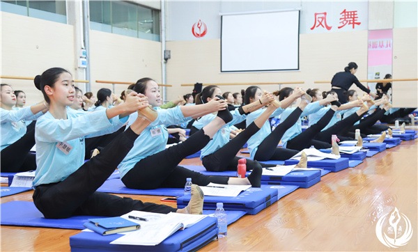 一些家长送孩子学舞